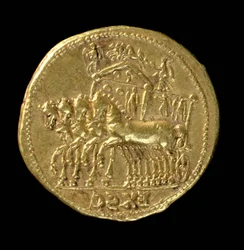 Aureus (revers) du divin Claude (41-54 après J.-C.) frappé sous Néron (54-68 après J.-C.) représentant un char avec quatre chevaux (or) Inscription : EX SC